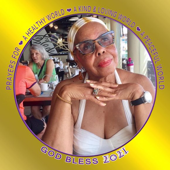 Poshmark profile picture for @feefee08